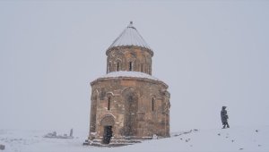 Dünya mirası Ani ziyaretçilerini karla kaplı güzelliğiyle ağırlıyor