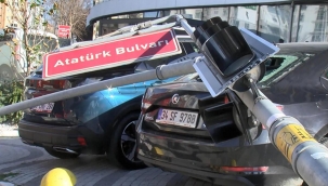 Esenyurt’ta rüzgar nedeniyle devrilen direk, 2 otomobile zarar verdi