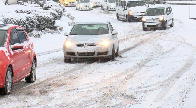 Esenyurt TEM bağlantı yolunda araçlar mahsur kaldı