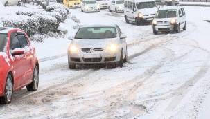 Esenyurt TEM bağlantı yolunda araçlar mahsur kaldı