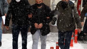 Eşine taciz sanığını adliye çıkışı otomobilinde vurdu