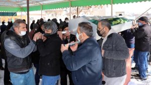 Eşinin sokak ortasında öldürdüğü Elif, son yolculuğuna uğurlandı