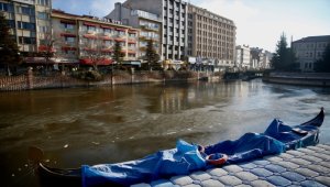 Eskişehir'de Porsuk Çayı'nın yüzeyi buz tuttu