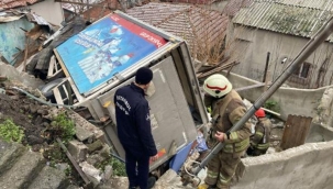 Eyüpsultan'da su taşıyan kamyonet gecekondunun üzerine uçtu: İki kişi yaralı