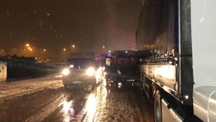 Feci kaza: TIR'a arkadan çarptı... 4 yaralı