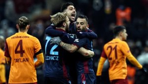 Galatasaray, lider Trabzonspor'a karşı üstünlüğünü koruyamadı