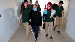 Görmeden yüzlerce öğrencisine ışık saçıyor