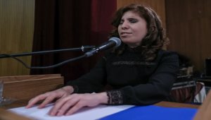 Görmediği seyircilerinin alkışlarıyla engelleri aşıyor