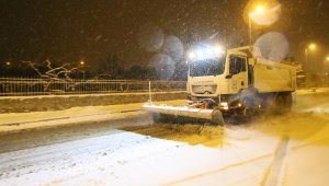 Hacılar'da karla mücadele sürüyor