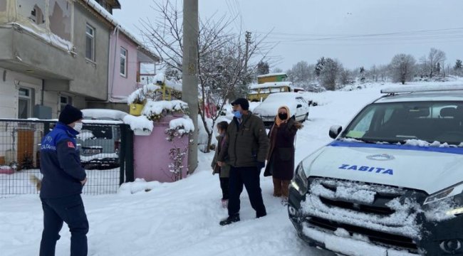Hasta çocuğun yardımına zabıta koştu