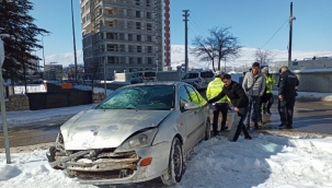 İki aracın çarpıştığı kazada 1 kişi yaralandı