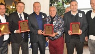 İzmir İş Dünyası'ndan gazetecilere teşekkür plaketi 