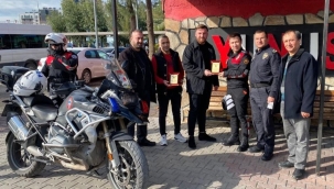 İzmit Emniyetten Uyuşturucuyla Mücadele Derneğine plaket 