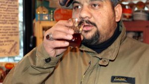 Kafe işletmecisinin içtiği çay nefes borusuna kaçtı; o anlar kamerada