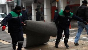 Kayseri'de buzlanan kaldırımlara kaydırmaz halı serildi