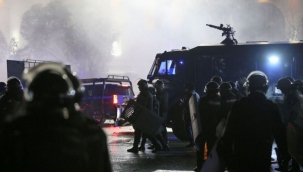 Kazakistan'da kirli oyun! Eylemcilere silah dağıtıldığı görüntülendi