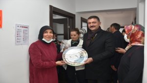 Kırıkkale Valisi Tekbıyıkoğlu'ndan Mahalle Konağı'ndaki kadınlara ziyaret