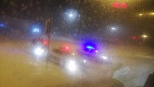 Kırşehir'de kara yollarında ulaşım kar yağışı nedeniyle kontrollü sağlanıyor