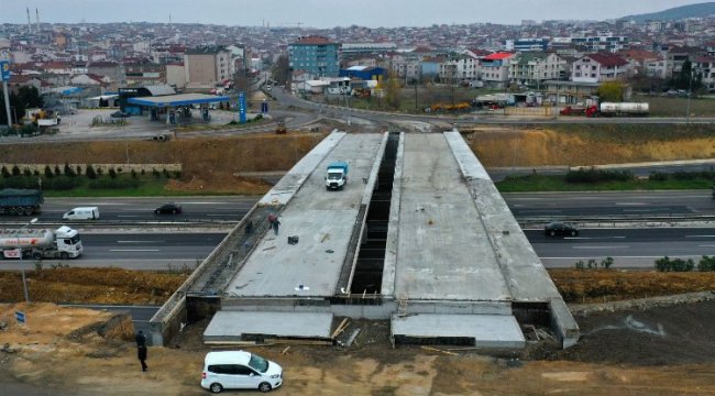 Kocaeli'nde Tembelova Köprüsü’nün kirişleri konuldu