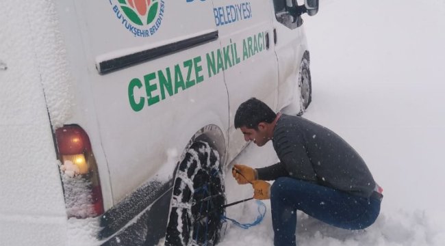 Malatya'da Mezarlıklar Müdürlüğünden zorlu kar mesaisi