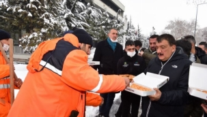 Malatya'da sahada çalışan personele baklava