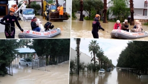 Manavgat'ta dere taştı, evlerini su basanlar botla kurtarıldı