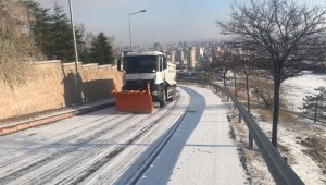 Melikgazi'de karla mücadele çalışmaları sürüyor 