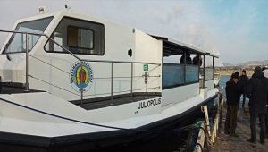 Nallıhan Belediyesinin gezi teknesini Sarıyar Barajı gölüne indirildi