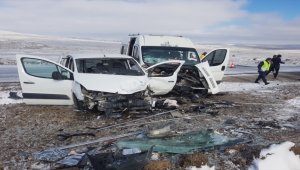 Niğde'de minibüs ile hafif ticari aracın çarpışması sonucu 11 kişi yaralandı