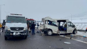 Niğde'de tır ile minibüsün çarpıştığı kazada 3 kişi öldü