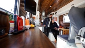 Nişanlıyken satın alıp karavana dönüştürdükleri otobüs 'sıcak yuvaları' oldu