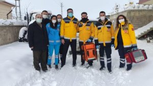 Sağlık çalışanları, 50 santimetre karda bakıma muhtaç hastalara ulaşıyor