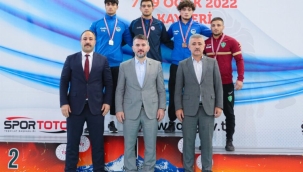 Sakarya güreş takımı Kayseri'de minderin tozunu attı 