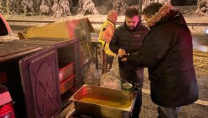 Sakarya Valiliği kar yağışı nedeniyle otoyolda bekleyenlere çorba ikram etti