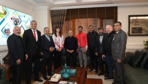 Şampiyon muaythai sporcuları Başkan Yalçın'ı ziyaret etti