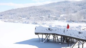 Samsun'da Ladik Gölü'nün yüzeyi buzla kaplandı