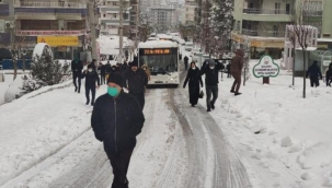 Şanlıurfa'ya 3 yıl sonra kar yağdı, kent beyaza büründü