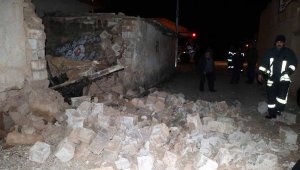 Sarıoğlan depreminde hasar var herhangi bir yaralı yok