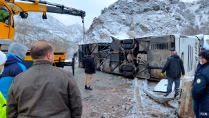 Sivas'ta zincirleme kaza: Yolcu otobüsü kaza yapan tıra çarpıp devrildi
