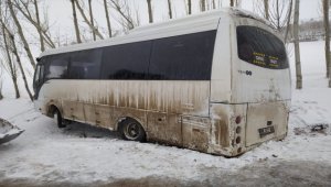 Sivas'ta öğrenci servislerinin çarpışması sonucu 27 öğrenci hafif yaralandı