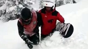 Snowboard yaparken kaybolan tatilci, 'acil çağrı' butonuna basınca bulundu