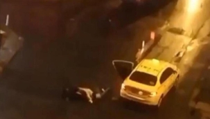 Sokak ortasında tepki çeken görüntü! Taksiden indirdi, yerde sürükledi