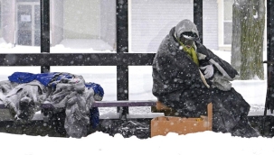 Sokakta kalan evsiz vatandaşlar için başvuru hatları