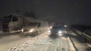 TAG Otoyolu'nda mahsur kalan 2 bin 800 kişi kurtarıldı