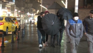 Taksim’de yağmur ve fırtına vatandaşlara zor anlar yaşattı