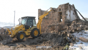 Talas İlçesi kırsalında tehlikeli yapılar yıkılıyor