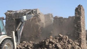 Talas kırsalındaki tehlikeli yapılar yıkılıyor