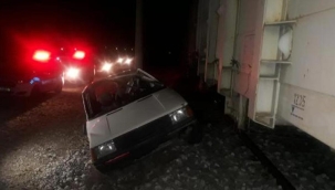 Tarsus'ta yük treni otomobile çarptı