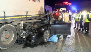 TIR'a arkadan çarpan otomobil hurdaya döndü! 2 kişi ağır yaralı