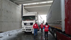 Türk Kızılaydan yoğun kar yağışı nedeniyle yolda kalanlara yiyecek ikramı
